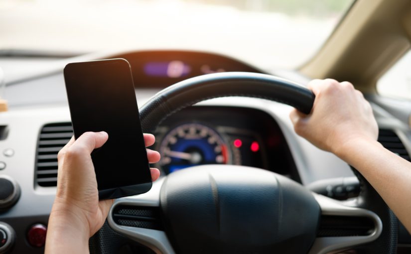 Les aoutiens du droit routier – épisode 8 : La conséquence sur le permis de conduire de l’usage du téléphone au volant avec une infraction connexe